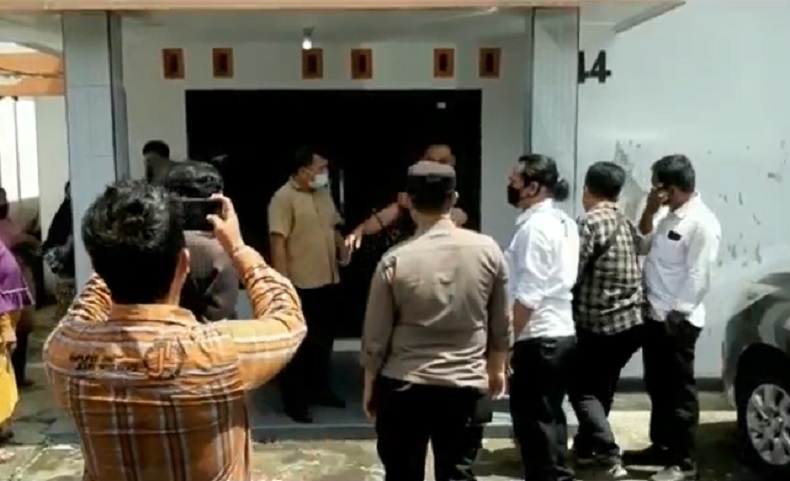 title Cari Lansia Belum Divaksin, Tim Vaksinator di Pontianak Temukan Mayat dalam Rumah Cari Lansia Belum Divaksin, Tim Vaksinator di Pontianak Temukan Mayat dalam Rumah