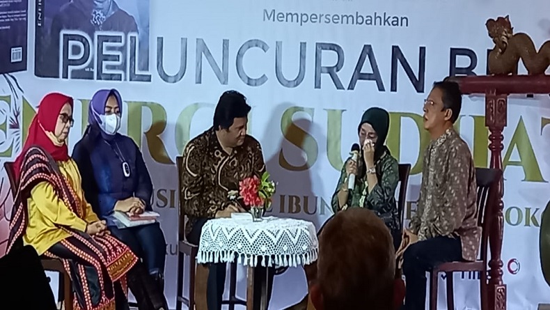 Buku tentang Sudjiatmi Ibunda Jokowi Diluncurkan saat Hari Ibu 