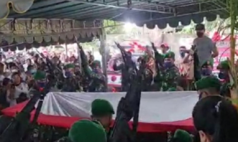 title Frans Lebu Raya Dimakamkan dengan Upacara Militer di Adonara Frans Lebu Raya Dimakamkan dengan Upacara Militer di Adonara