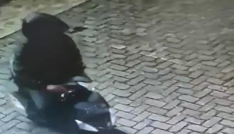 Terekam CCTV, Pria Berjaket Hitam Gasak Uang Kotak Amal Musala di Sukabumi