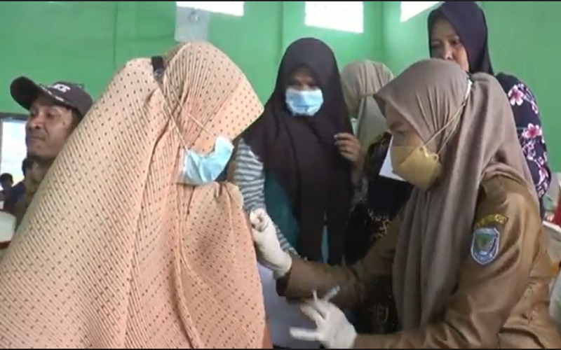 Percepat Vaksinasi, Polisi Susuri Desa Terpencil di Perbukitan OKU Selatan