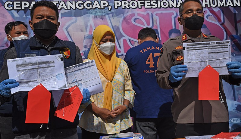 Buronan Kasus Korupsi Proyek Fiktif Tutup Muka saat Dibawa ke Polda Banten - Bagian 2