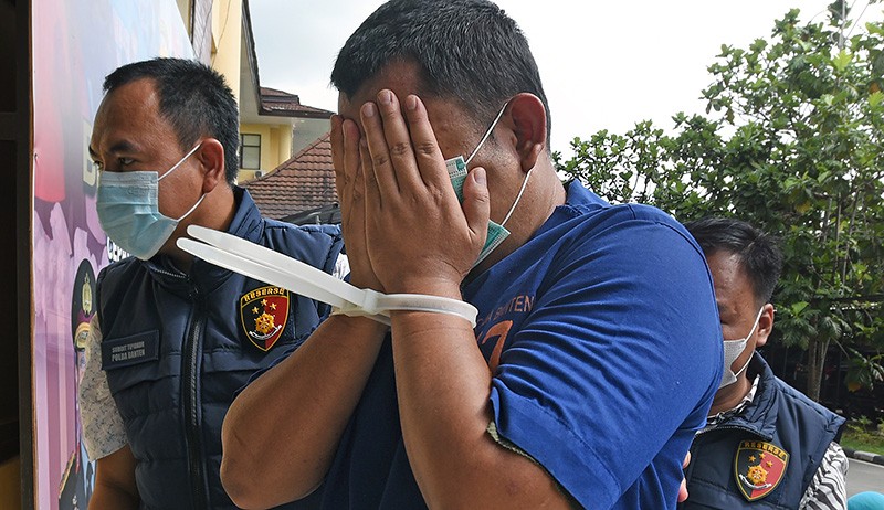 Buronan Kasus Korupsi Proyek Fiktif Tutup Muka saat Dibawa ke Polda Banten - Bagian 1