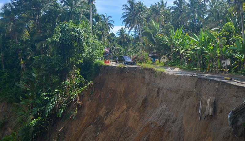 Jalan Penghubung Kabupaten Agam dan Padangpariaman Longsor - Bagian 1