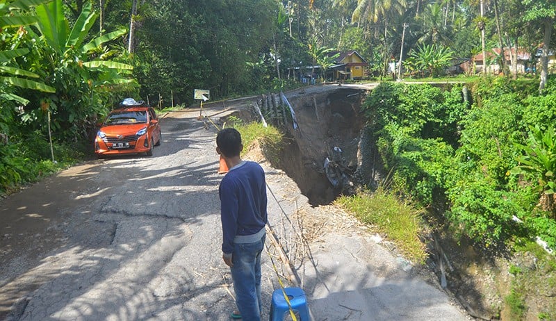 Jalan Penghubung Kabupaten Agam dan Padangpariaman Longsor - Bagian 2