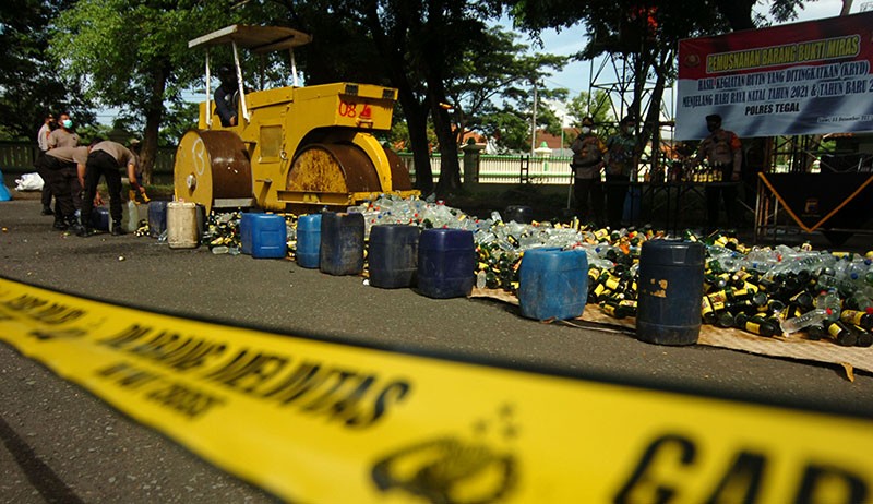 Polres Tegal Musnahkan Ribuan Botol Minuman Keras - Bagian 2