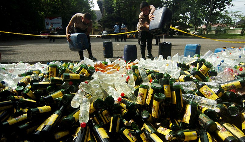 Polres Tegal Musnahkan Ribuan Botol Minuman Keras - Bagian 1