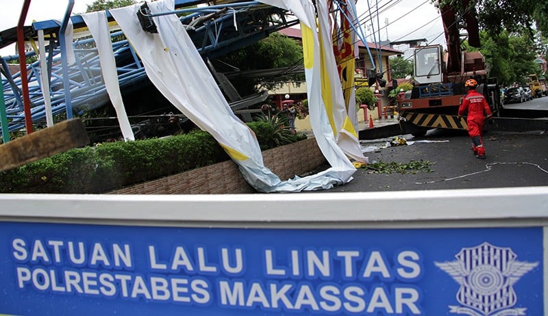 Papan Reklame Roboh Diterjang Angin Kencang - Bagian 2