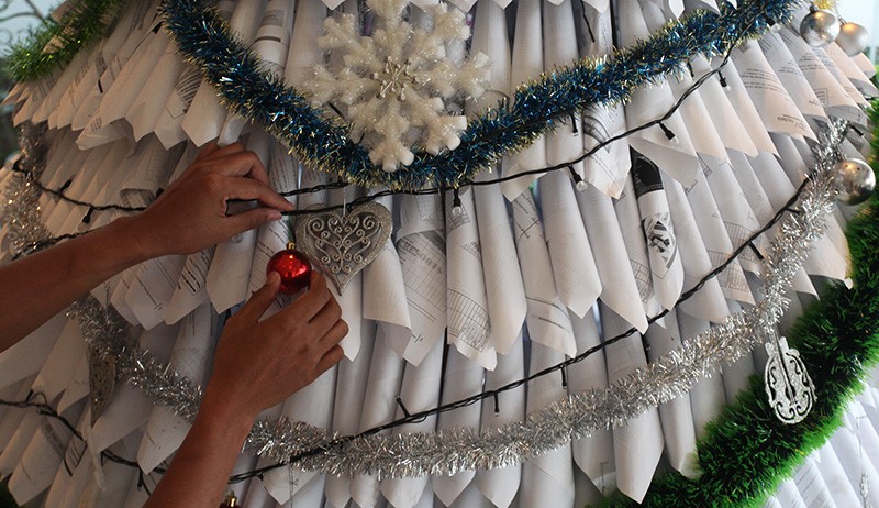 Unik, Pohon Natal dari Kertas Bekas Setinggi 3 Meter - Bagian 2