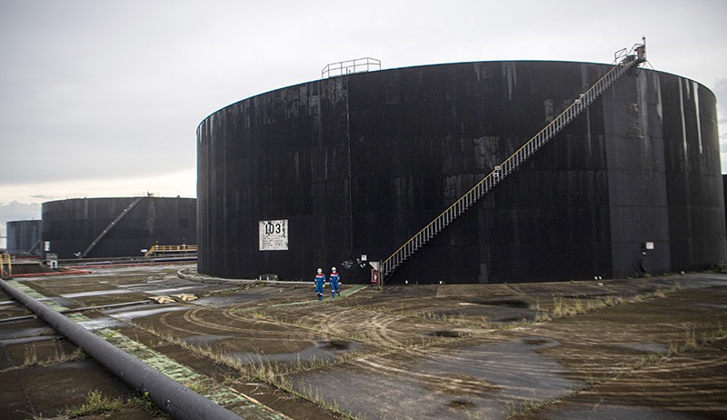 Penampakan Tangki Penampungan Minyak Terbesar di Indonesia - Bagian 1