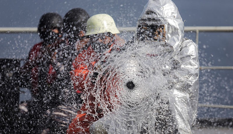 Prajurit TNI AL Simulasi Penyelamatan Kapal - Bagian 1
