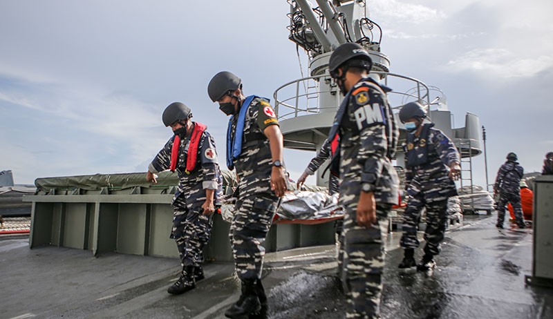 Prajurit TNI AL Simulasi Penyelamatan Kapal - Bagian 3