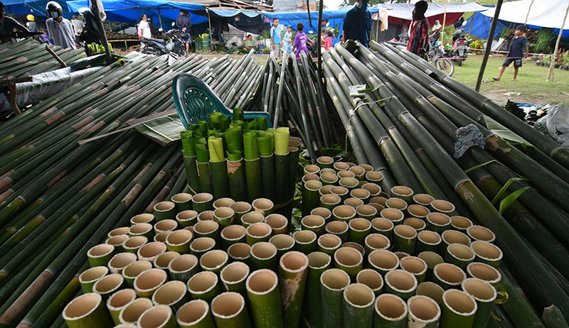 Penjualan Bambu untuk Nasi Jaha Jelang Natal - Bagian 2