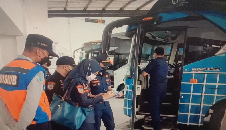 Pastikan Keamanan Perjalanan Libur Nataru, Armada Bus di Garut Diperiksa