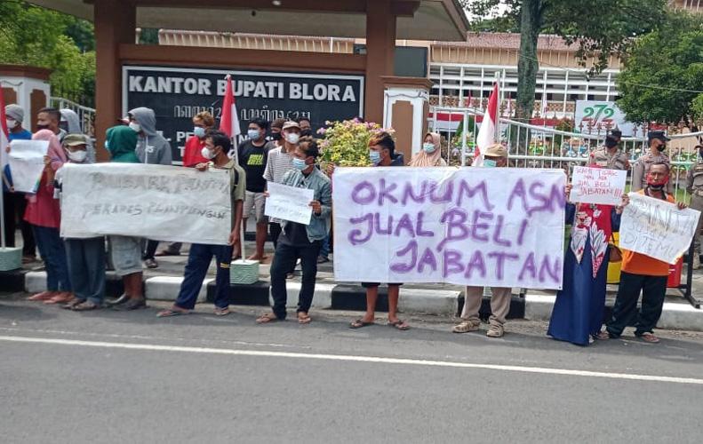 title Puluhan Warga Geruduk Kantor Bupati Blora, Tuntut Pembubaran Perades Puluhan Warga Geruduk Kantor Bupati Blora, Tuntut Pembubaran Perades