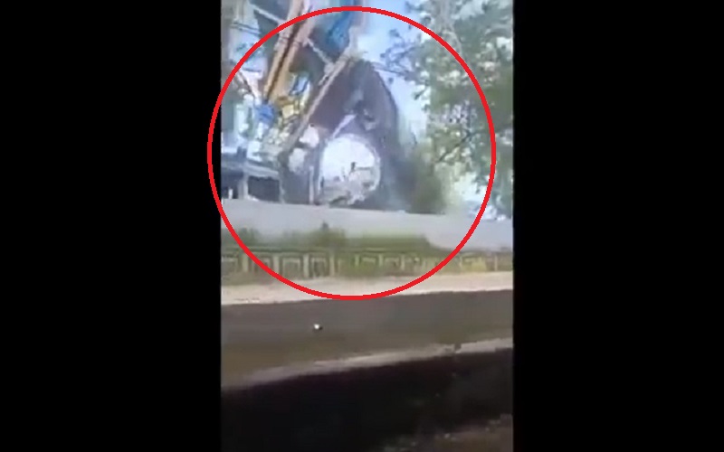 Beredar Rekaman Detik-Detik Masjid di Mamuju Roboh hingga Timpa Pekerja