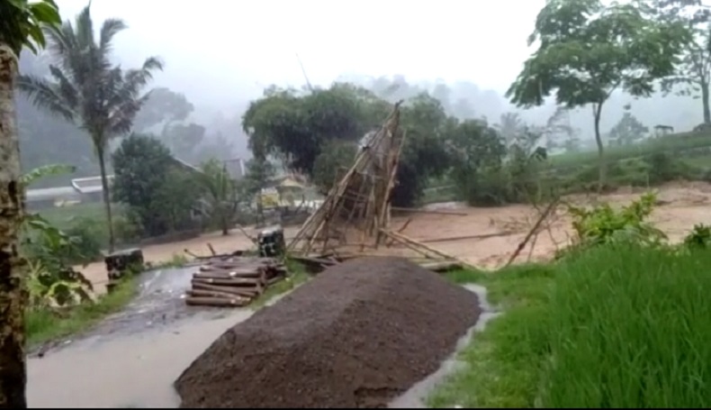 Sungai Cimaragang Meluap, Ribuan Warga Cidaun Cianjur Terisolasi