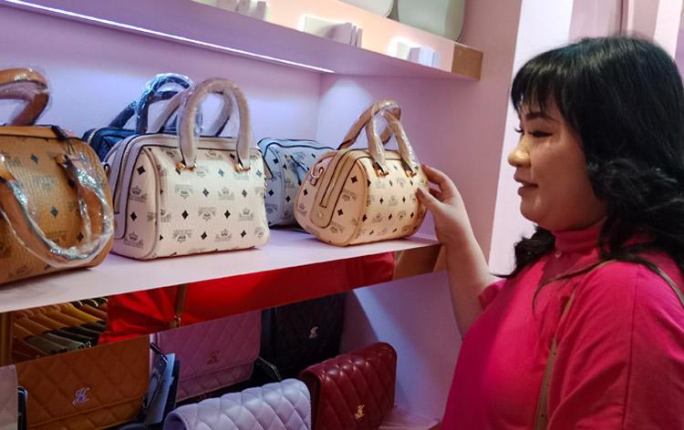 Mini Bag dengan Bentuk yang Simpel Bakal Jadi Tren Fashion 2022 