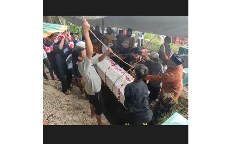 Tangis Kerabat dan Cucu Iringi Pemakaman Mbah Minto di Klaten