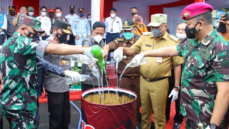 Polda Sulut Musnahkan Barang Bukti Ribuan Liter Miras Tanpa Izin Edar