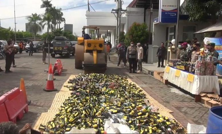 Jelang Nataru, Polres Tegal Kota Musnahkan Ribuan Botol Miras dan Petasan