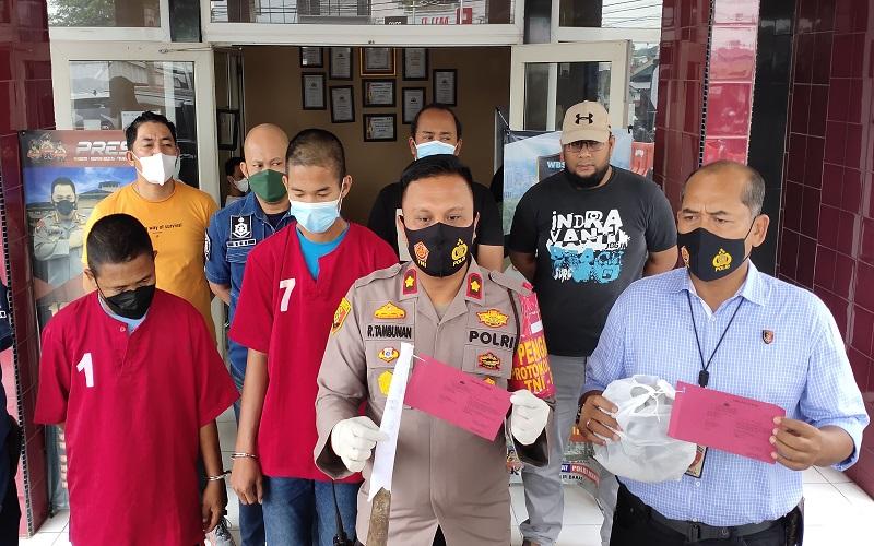 Tersinggung, Ayah-Anak di Palembang Gebuk dan Bacok Tetangga 