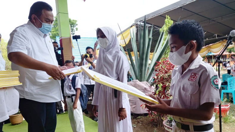 title 1.100 Siswa di Gorontalo Utara Dapat Beasiswa Program Indonesia Pintar 1.100 Siswa di Gorontalo Utara Dapat Beasiswa Program Indonesia Pintar