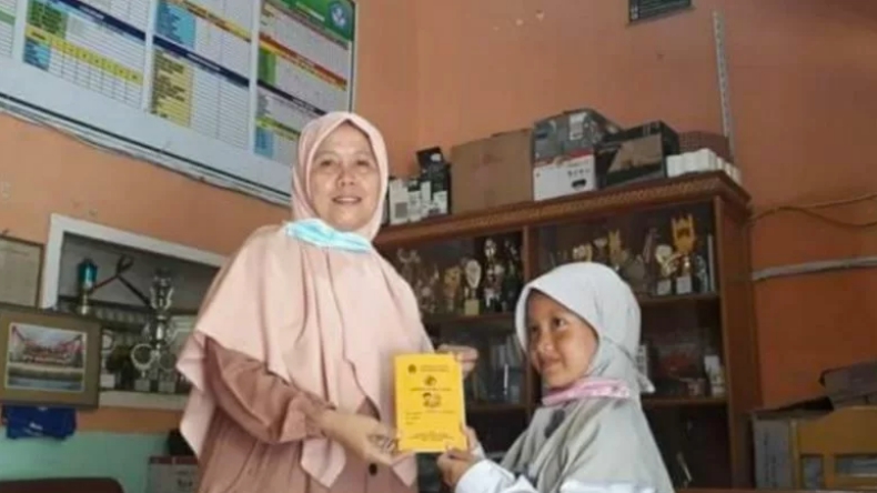 Aksi Terpuji Siswa Kelas 1 SD Ini Sumbangkan Seluruh Tabungan untuk Bantu Korban Semeru