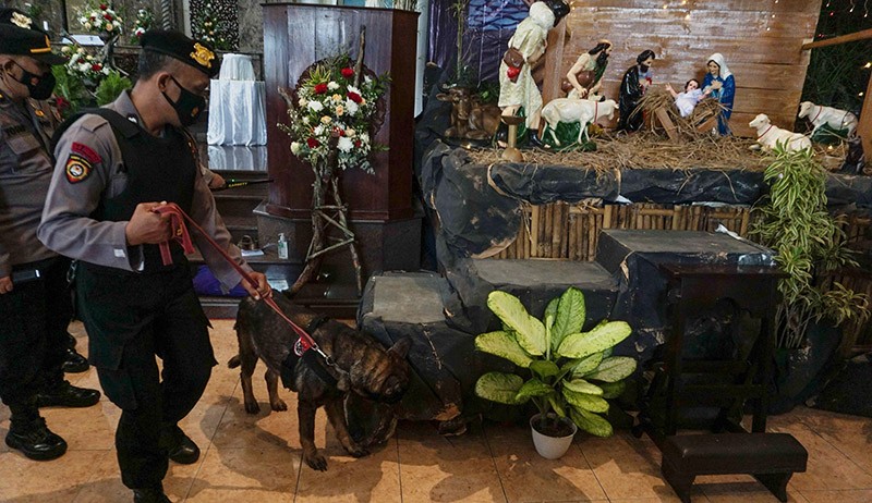 Anjing Pelacak Dikerahkan Sterilisasi Gereja Katolik Santo Petrus Pekalongan - Bagian 1