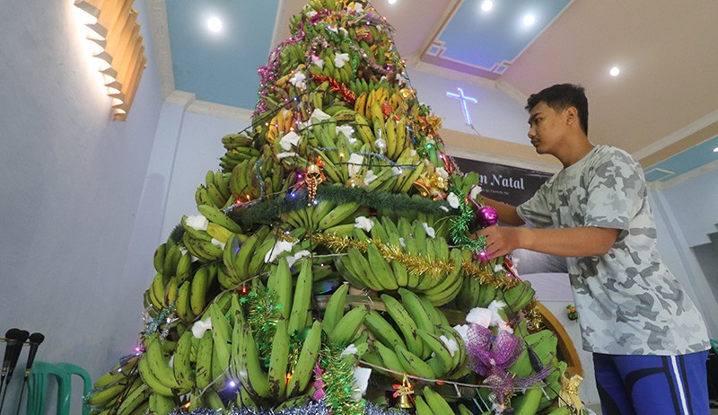 Unik, Pohon Natal dari 100 Tandan Buah Pisang Hasil Kebun Warga Kediri - Bagian 1