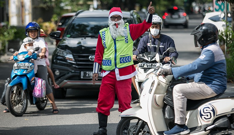 Aksi Sinterklas Atur Lalu Lintas Jalan Kota Solo - Bagian 2
