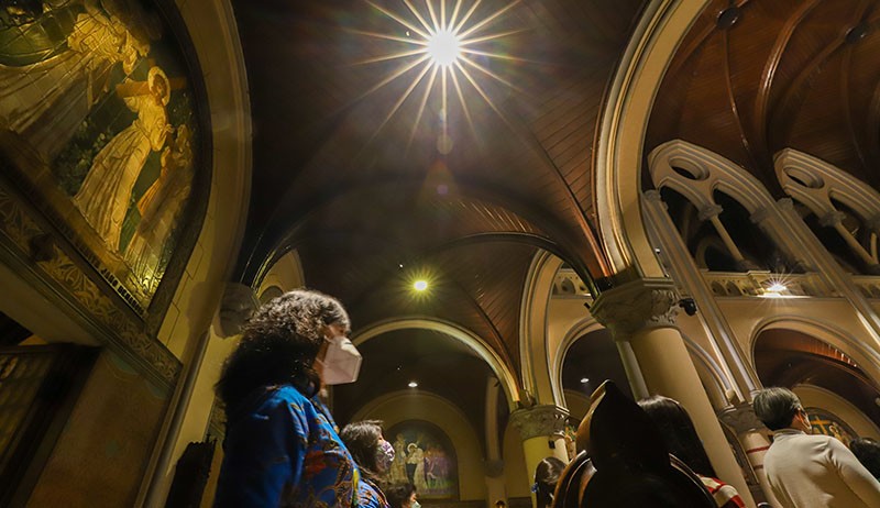 Suasana Misa Malam Natal Gereja Katedral Berlangsung Khidmat - Bagian 5