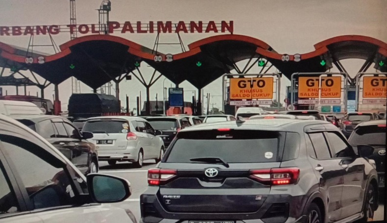 title Sehari Jelang Natal, Ribuan Kendaraan Antre di GT Palimanan Cirebon Sehari Jelang Natal, Ribuan Kendaraan Antre di GT Palimanan Cirebon