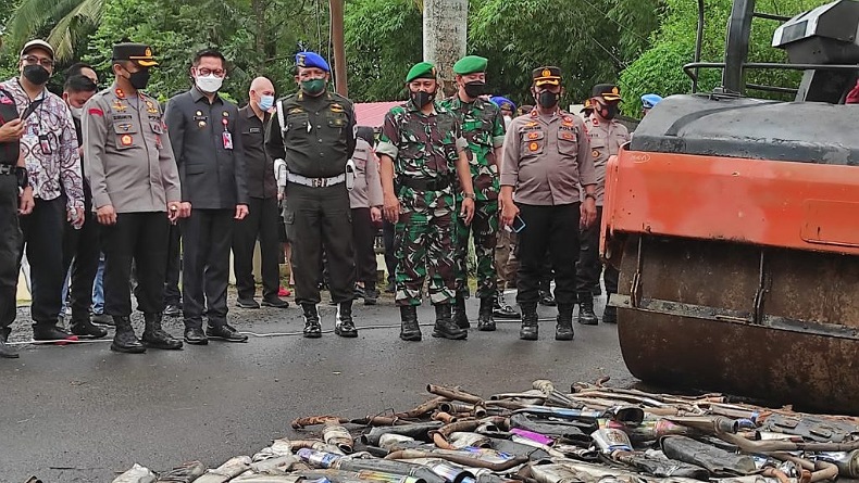 1.000 Liter Miras dan 250 Knalpot Bising Dimusnahkan Polres Minut