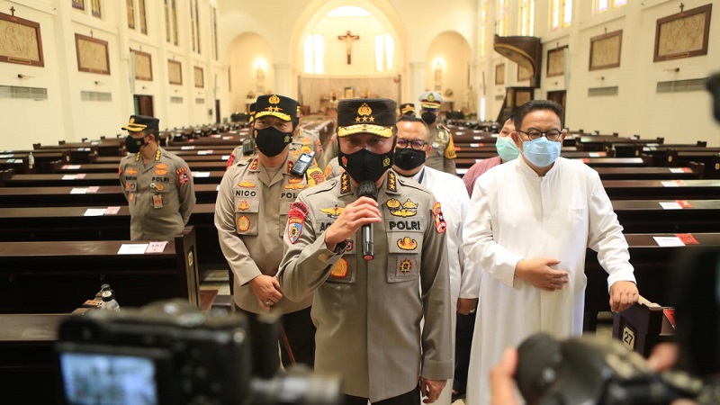 Irwasum Polri Cek Kesiapan Pengamanan Stasiun dan Gereja di Surabaya 