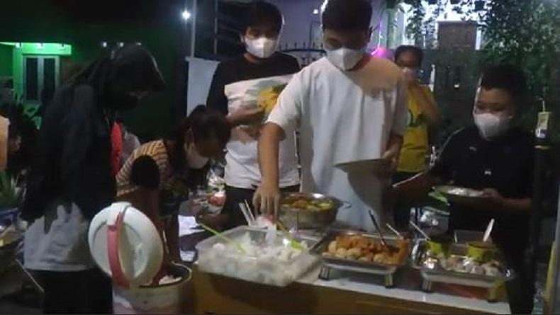 Jelang Natal, Warga di Semarang Ini Gelar Angkringan untuk Makan Bersama 