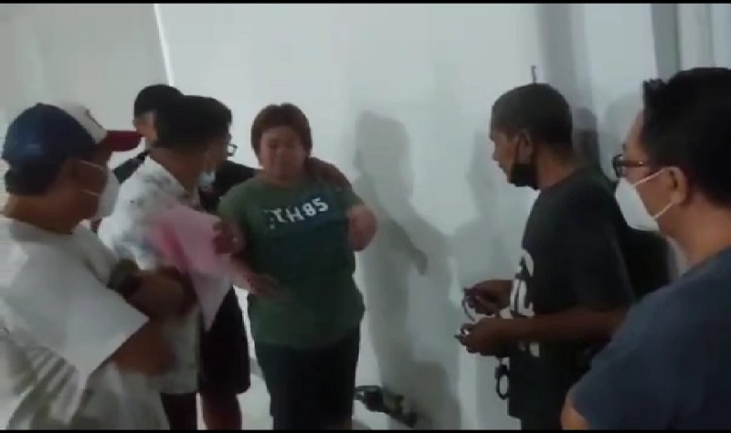 title Kejari Surabaya Tangkap Terpidana Penipuan Nasabah Asuransi Senilai Rp2,5 Miliar Kejari Surabaya Tangkap Terpidana Penipuan Nasabah Asuransi Senilai Rp2,5 Miliar