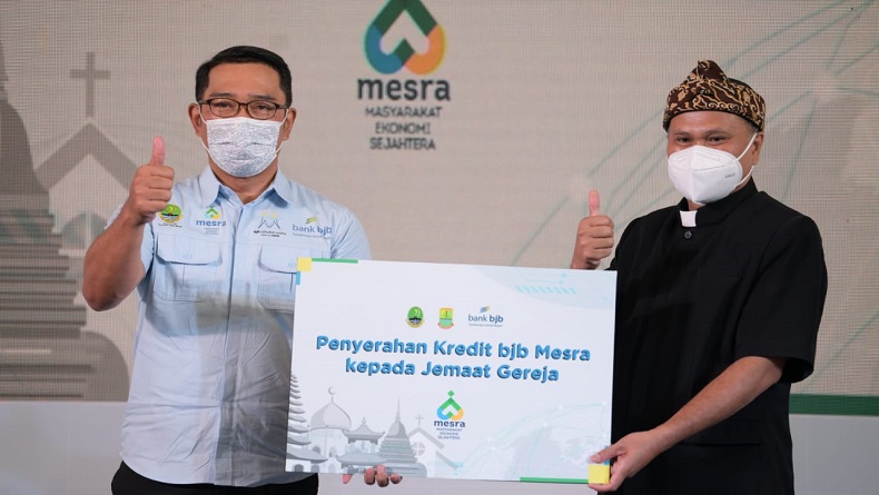 Sambut Natal, Ridwan Kamil Bagikan Kredit Mesra untuk Jemaat Gereja