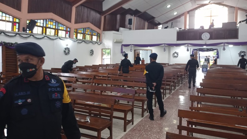 Personel Jibom Brimob Polda Jabar Sterilisasi Gereja di Kota Bandung