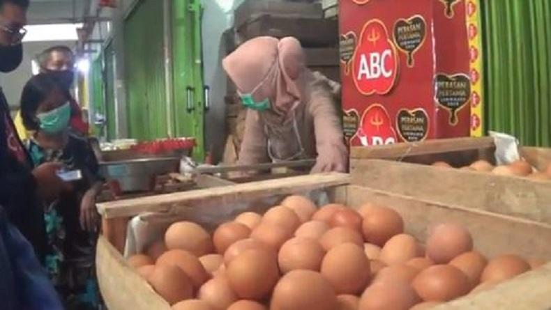 title Jelang Natal dan Tahun Baru Harga Telur Ayam Tembus Rp30.500 per Kilogram Jelang Natal dan Tahun Baru Harga Telur Ayam Tembus Rp30.500 per Kilogram