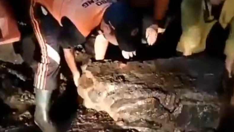 title Diguyur Hujan Lebat dan Angin Kencang, Tembok Penyengker Pura Dalem Buleleng Roboh Diguyur Hujan Lebat dan Angin Kencang, Tembok Penyengker Pura Dalem Buleleng Roboh