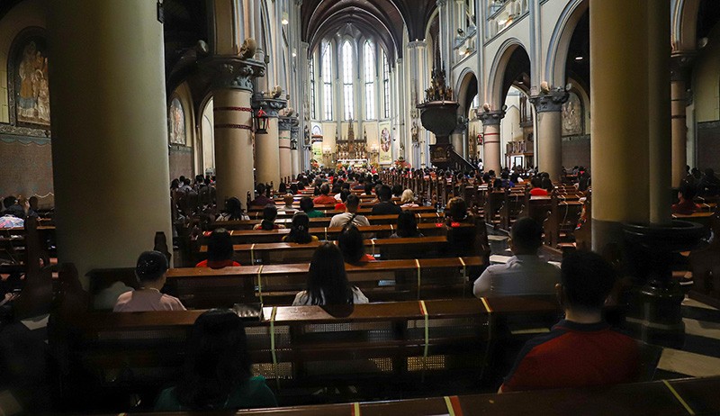 Suasana Khidmat Misa Natal Pagi di Gereja Katedral - Bagian 3