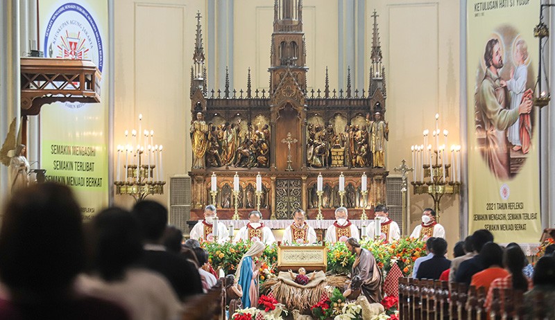 Suasana Khidmat Misa Natal Pagi di Gereja Katedral - Bagian 2