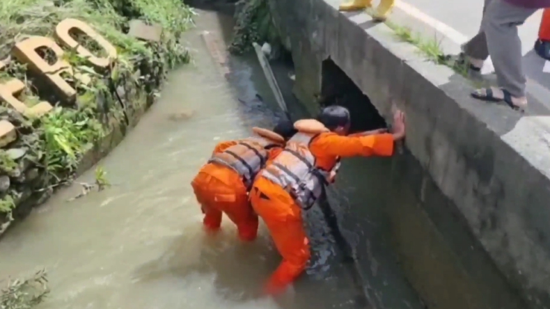 Kejar Paket Jatuh ke Air, Driver Ojol Perempuan di Palembang Tewas Terseret Banjir