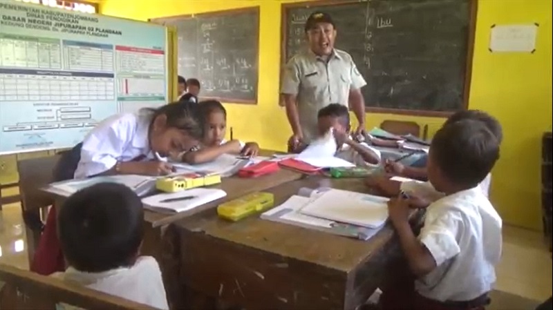 Kisah Pilu Guru Honorer di Desa Terpencil Jombang, 17 Tahun Mengajar Tanpa Perhatian