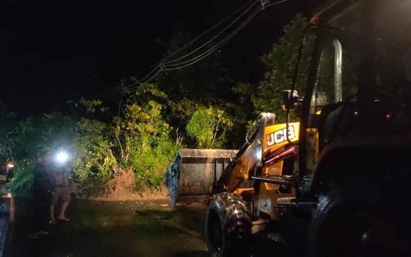 Jalan Lintas Lahat-Pagaralam Macet Total akibat Longsor