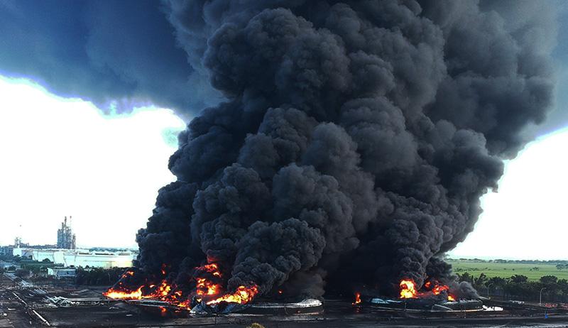 Foto-Foto Terbaik Tahun 2021, Nomor 3 Pesawat Terbelah Dua di Tebing Pantai Bali - Bagian 4