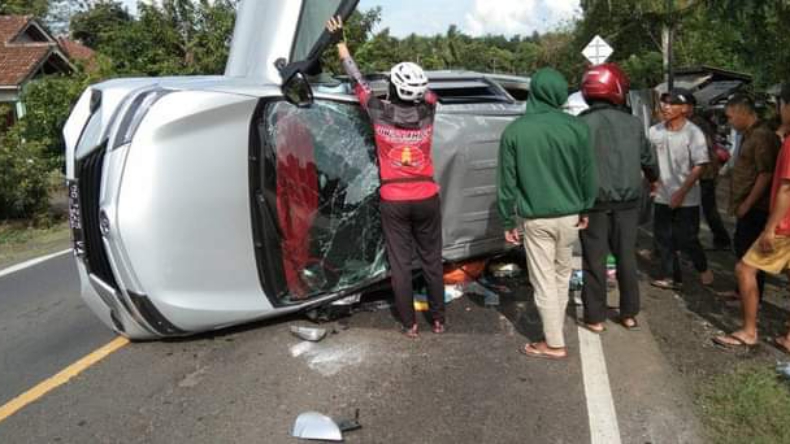 Pecah Ban, Avanza Terguling dan Terbalik di Tengah Jalan Lintas Sumatera 