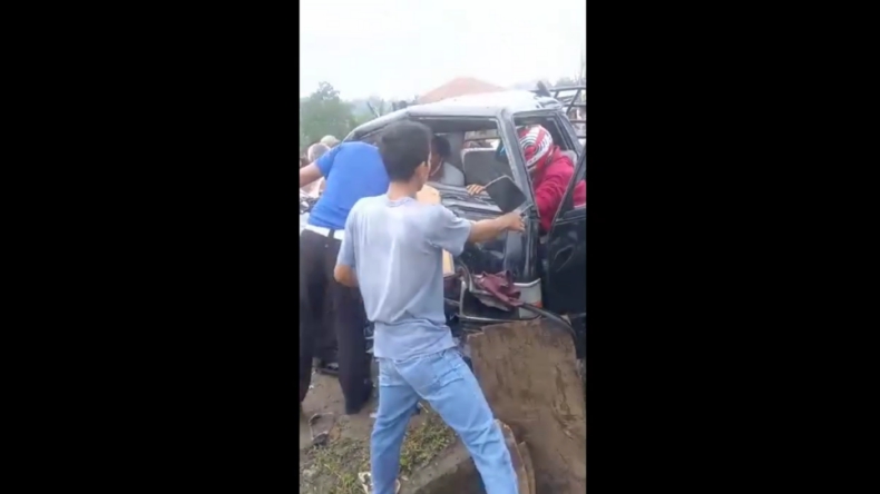 Tabrak Dump Truk, Suami Istri di Jambi Tewas Terjepit Mobil