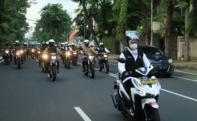 Pakai Motor, Khofifah dan Forkopimda Jatim Tinjau Pengamanan Gereja di Surabaya